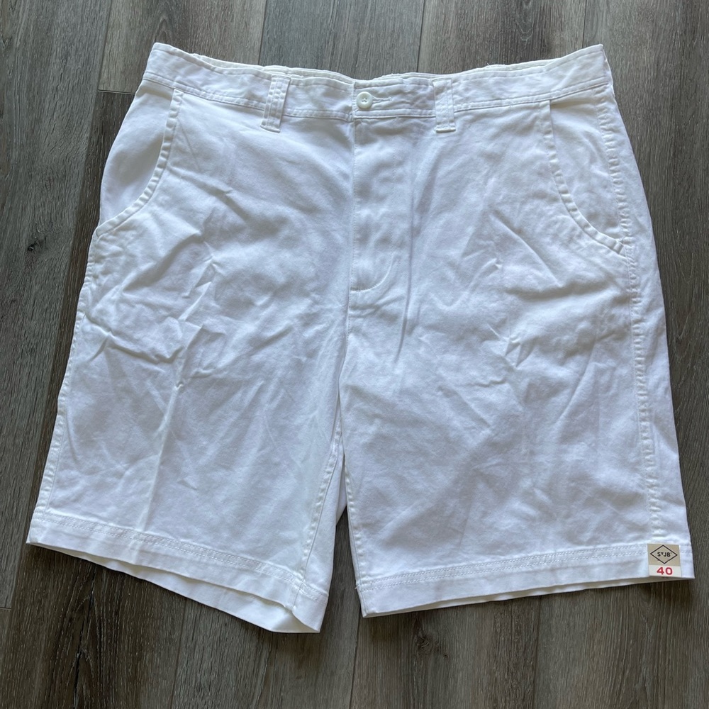 NWT St. John’s bay mens white shorts - size 40
